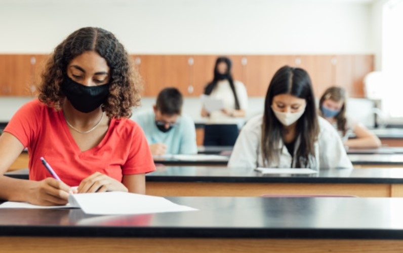МОН: Големите ученици със зелен сертификат се връщат в клас без тестване